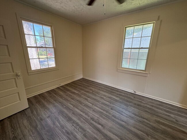 Photo - 1/1 House in Celanese- $795