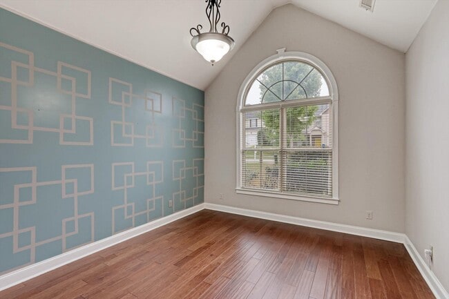 Photo - 219 Kickham Ln