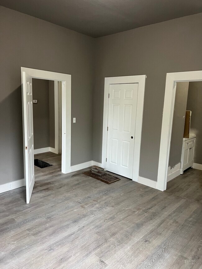 Photo - 245 W Oak St