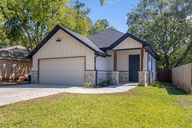 Photo - 400 Leuty St