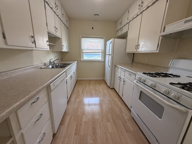 Building Photo - 509 Oak St Unit #2