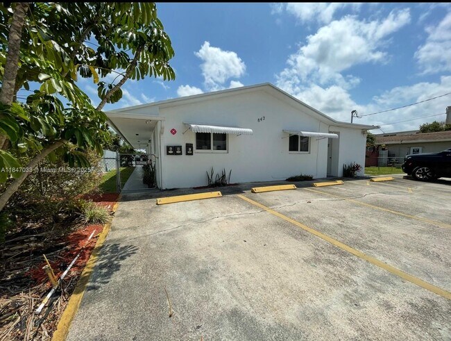 Photo - 842 SW 2nd St Apartment Unit C