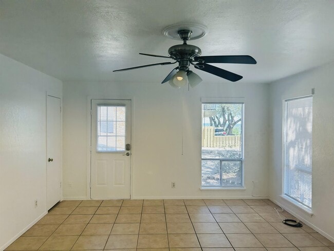 Photo - 1008 Clayton Nolen Dr