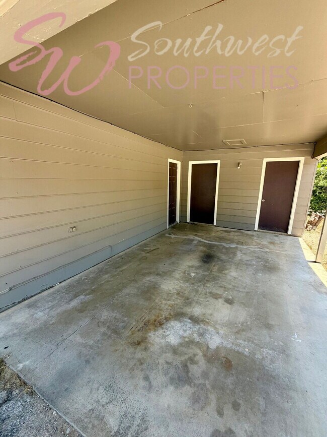 Photo - Location! Location! Easy walk to campus! 2 bedroom duplex! Unidad D