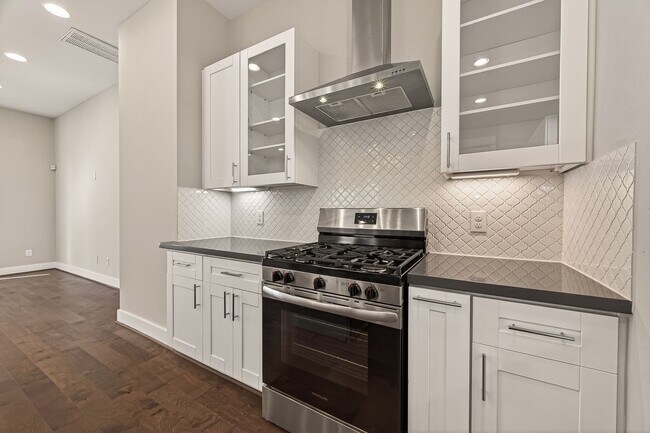 Photo - 2010 St Charles St