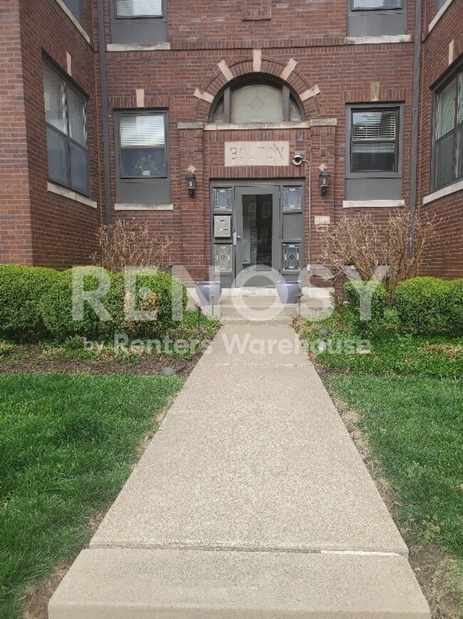 Building Photo - Classically Elegant 1 Bedroom 1 Bath Condo in the Central West End