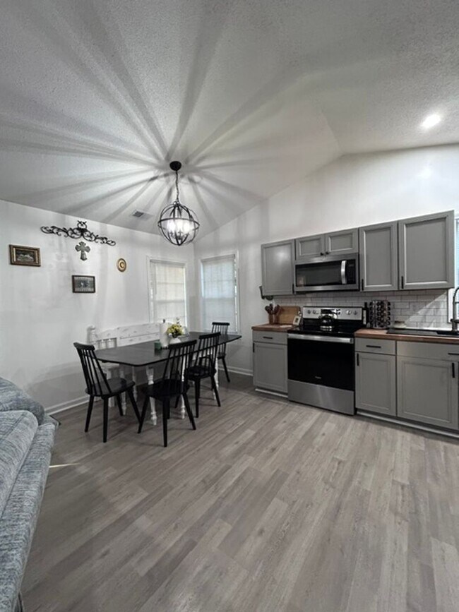 Photo - 101 Cottonwood Ct