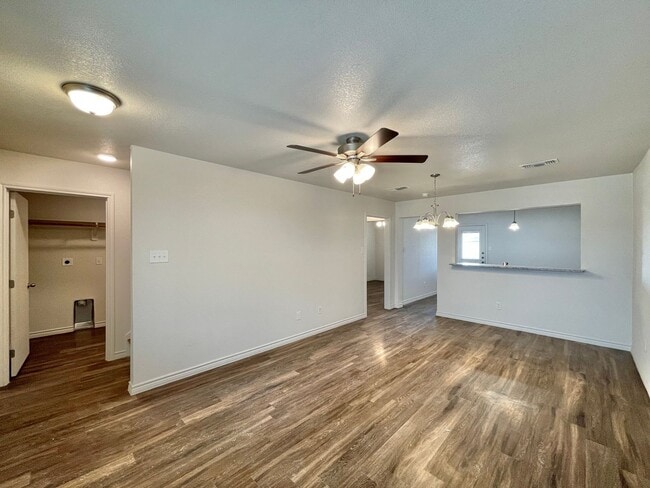 Photo - 1810 Montell St