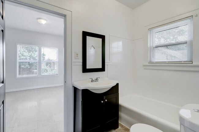 Building Photo - 3002 Isabella St