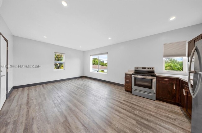 Building Photo - 1020 SW 23rd Ave Unit 3