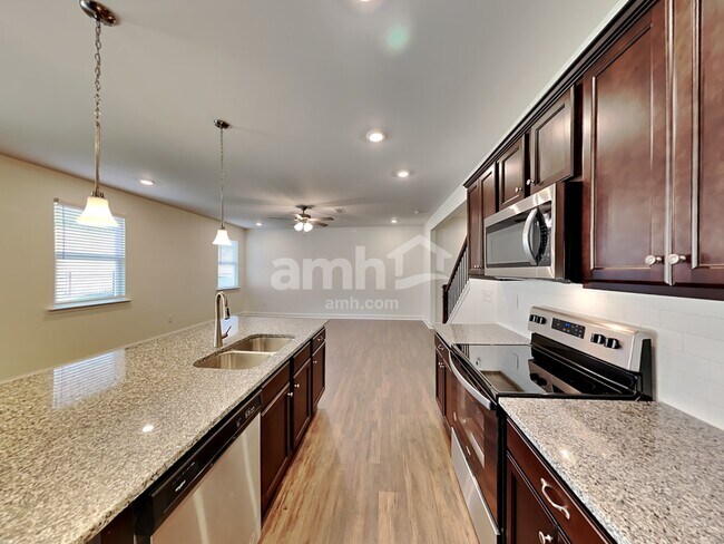 Photo - 800 Headland Wy