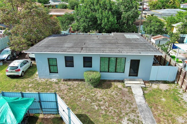 Photo - 33 E 60th St House