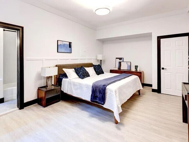 Photo - 1005 N Charles St House