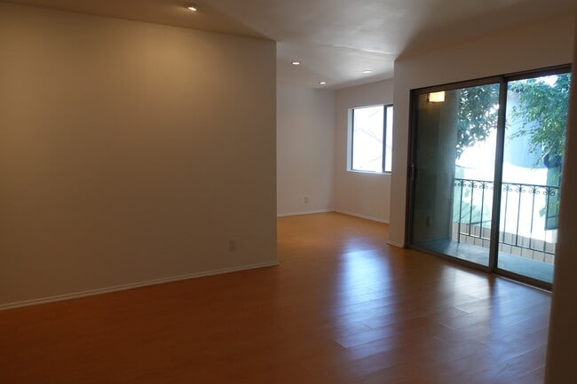 Photo - 546 N Flores St Unidad 6