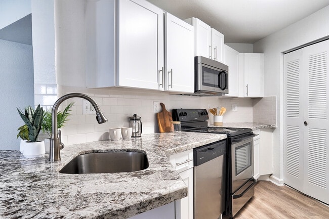 Photo - Emerald Palms Apartment Homes