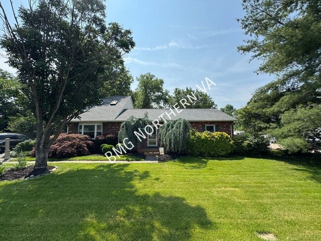 Building Photo - 8903 Tudor Ln