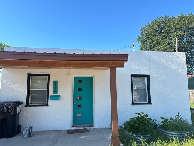 Building Photo - Attached one car garage! Pet Friendly!