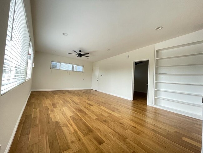 estantería en la sala de estar - 7855 W Manchester Ave Unidad 3