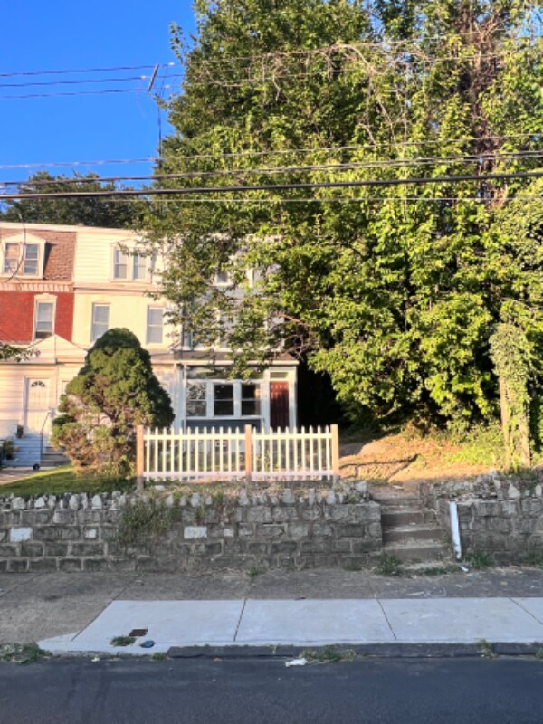 Photo - 1023 Main St