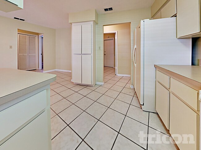 Photo - 610 Oakmoss Dr