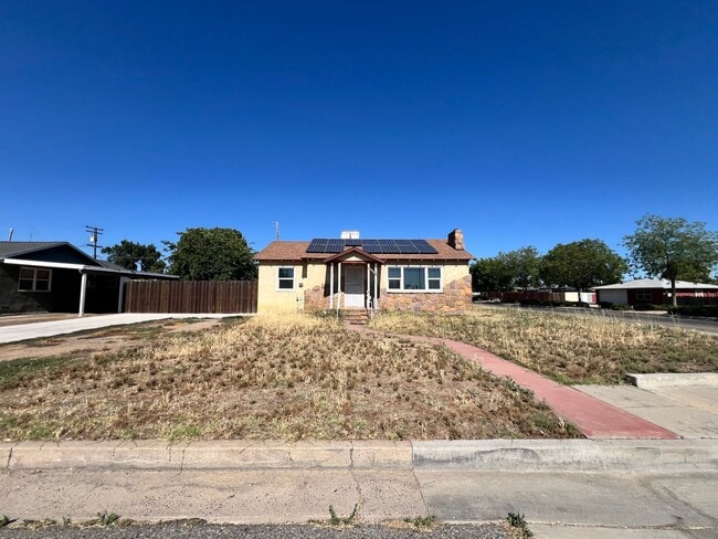 Building Photo - Madera home for rent- corner lot with solar