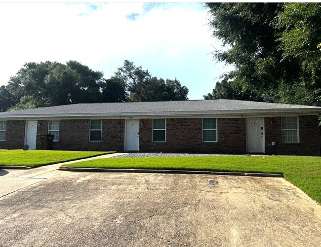 Building Photo - 3410 Green Briar Cir Unit A
