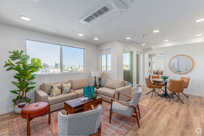 2BR, 2BA - 783SF - Living Room