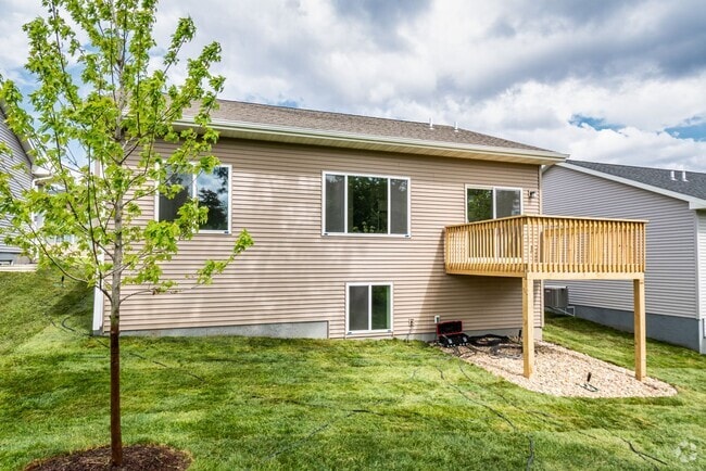 Building Photo - 4 bed 3 bath East side Iowa city! Rental