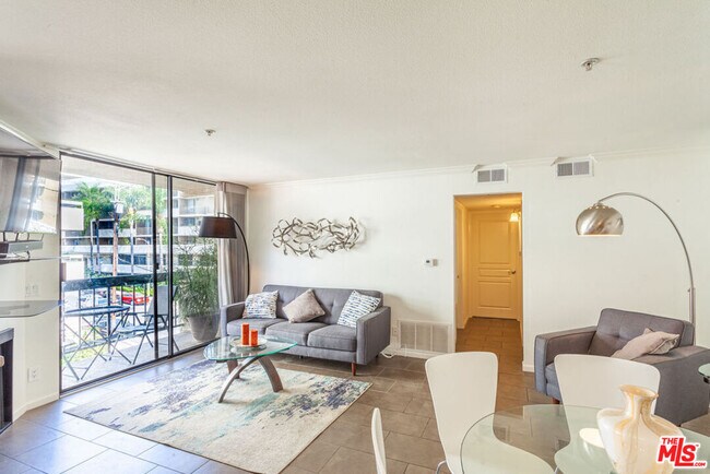 Photo - 7320 Hawthorn Ave Unidad 213