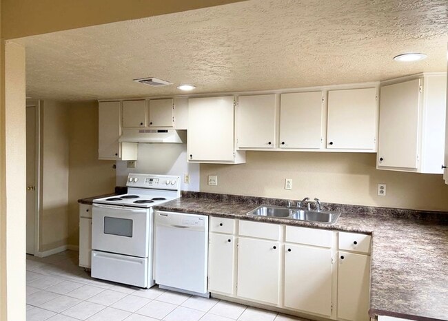 Building Photo - 4211 Benard Ct