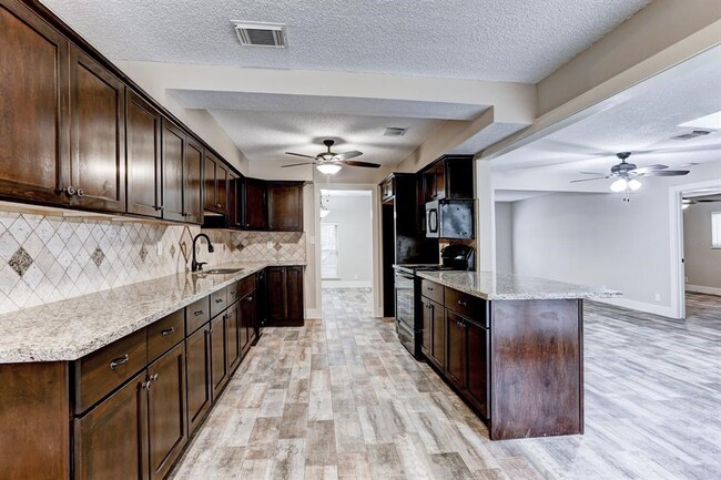 Photo - 1827 Riverwood Trail