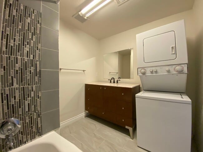 Building Photo - 2107 3rd Ave Unit 3