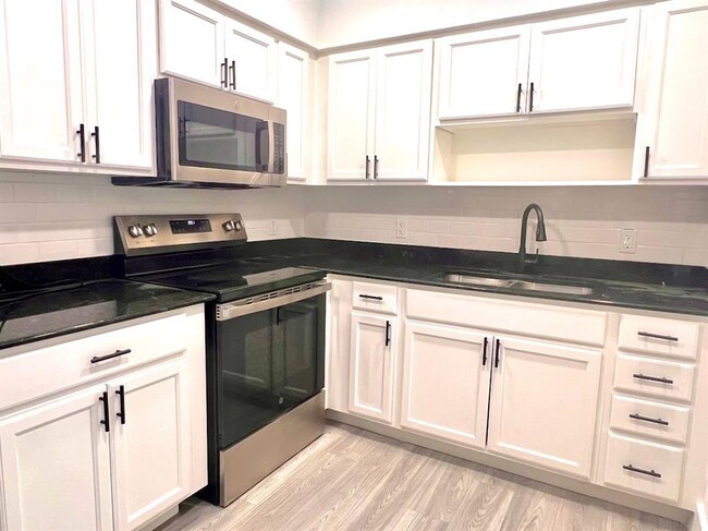Photo - 651 SW 28th Dr