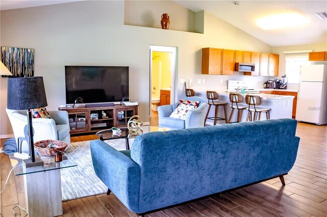 Photo - 421 Londrina Dr