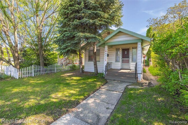 Photo - 842 E 10 Mile Rd