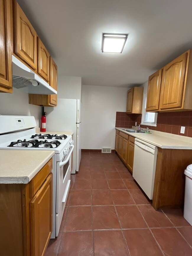 Photo - Charming 1 bedroom, fully furnished apartment Unit 2655 Eldridge Avenue