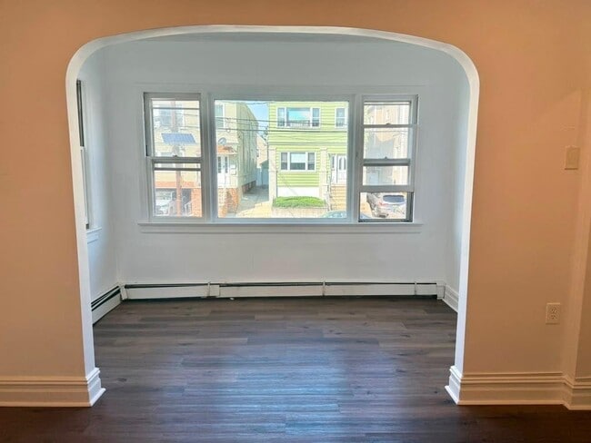 Photo - 162 W 9th St