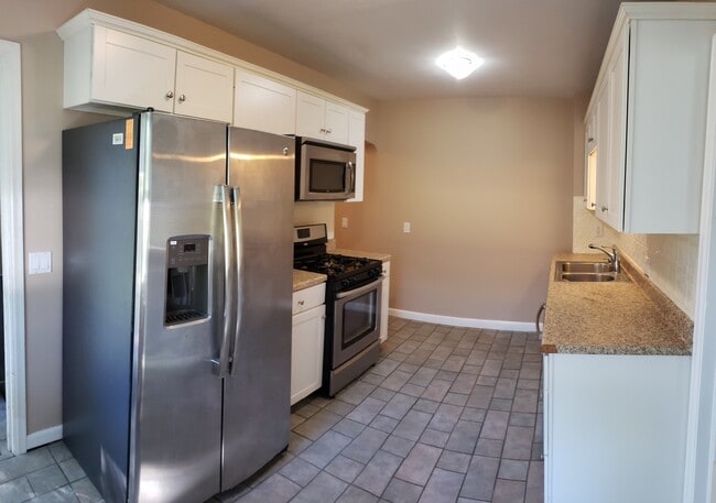 kitchen - 4244 S 15th Ave Unit 4244