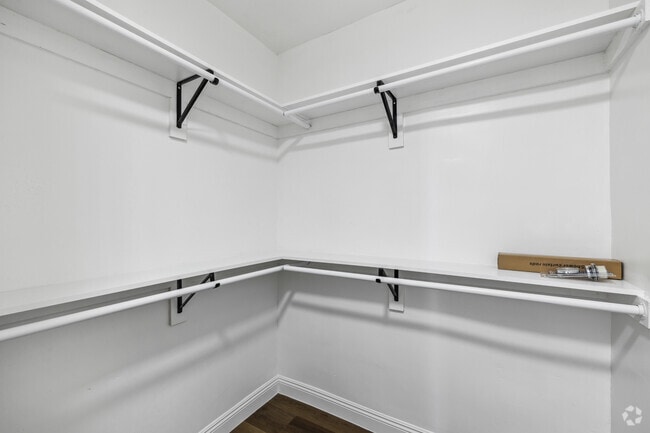 Studio - 550SF - Closet