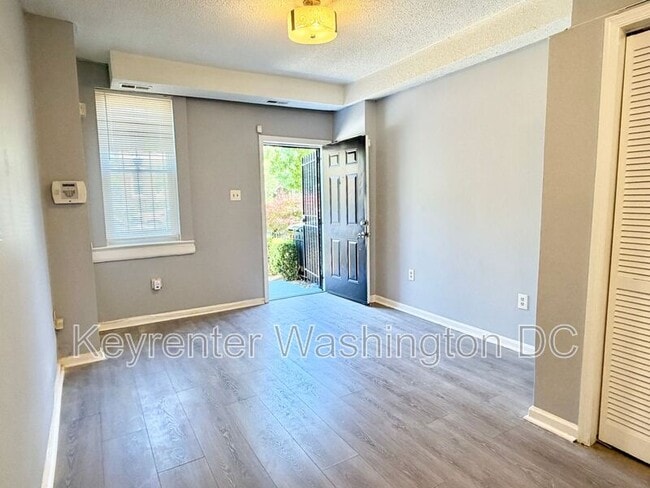 Photo - 1537 A St SE
