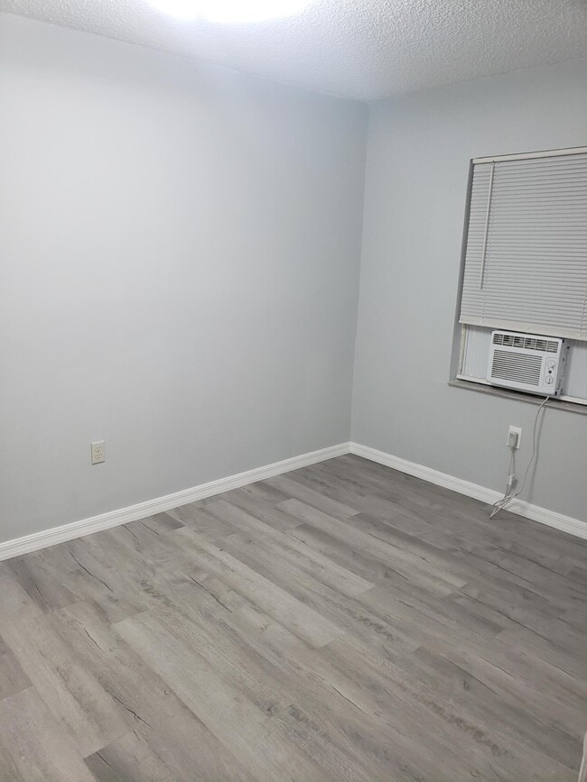 Photo - 2106 Henry St NE Unidad A