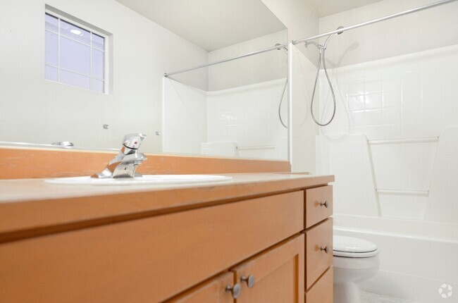 Building Photo - Inviting 3-Bedroom Home with Open Den in R...