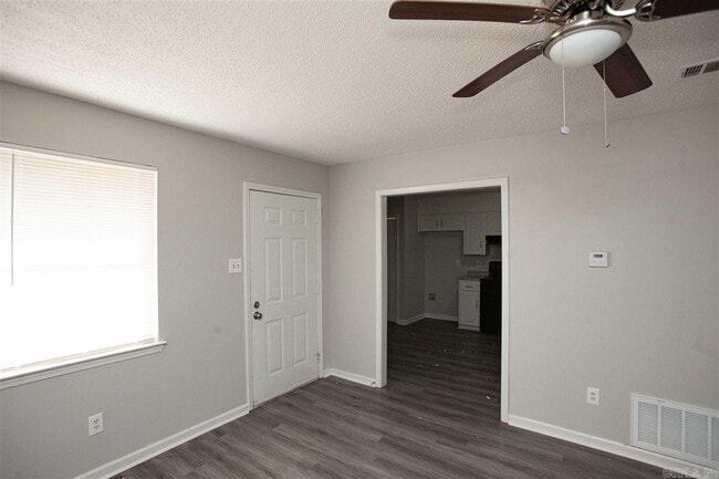 Photo - 302 Bellevue Cir