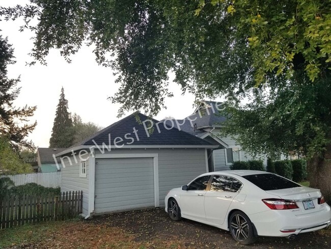 Photo - Super Cute 2bd Ranch Style Hillsboro home w/Garage, w/d hookups and yard!