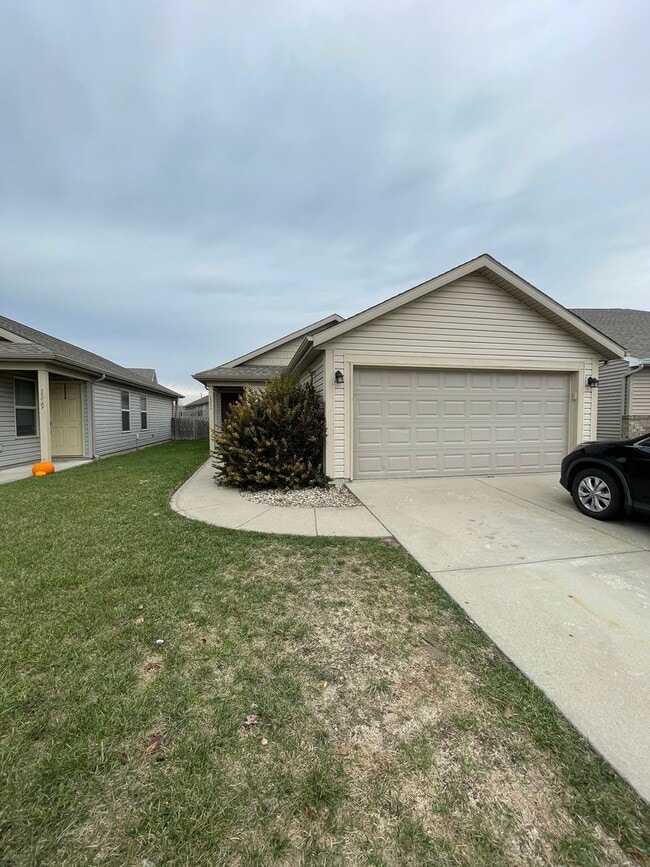 Building Photo - Single family home, with fenced in backyard!