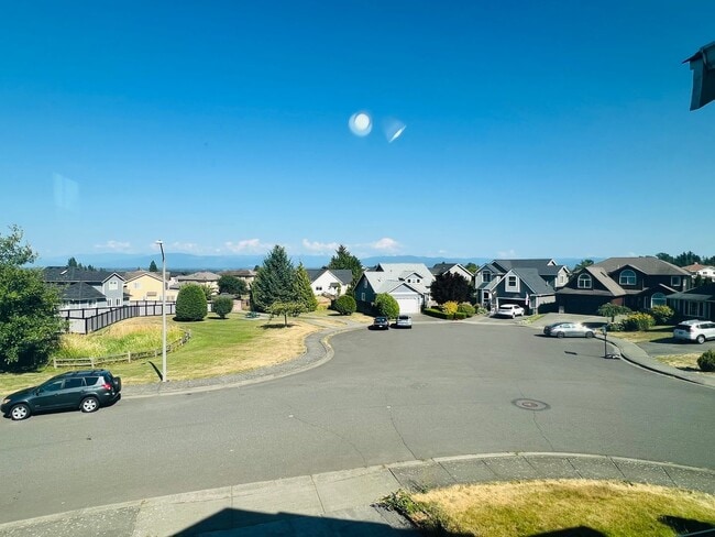 Building Photo - 4 Bedroom 2.5 Bathroom Home w/ Garage In F...
