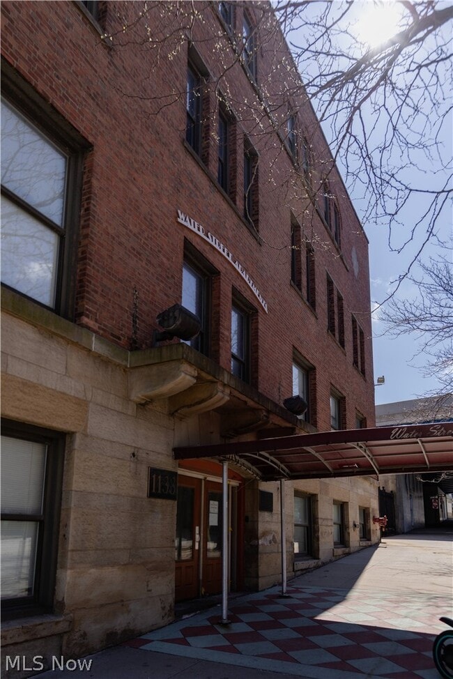 Building Photo - 1133 W 9th St Unit 112