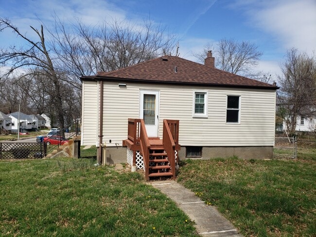 Entrada lateral/de cocina - 1 Lamar Dr