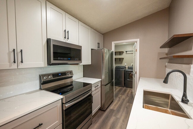 Newly Remodeled Kitchen & Attached Laundry Room - 8892 Eagleview Dr Unit 8892 Eagleview Dr.#12 Rental
