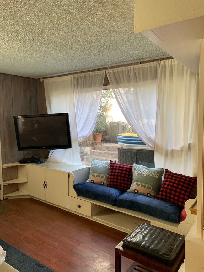 TV por cable, wifi y armarios empotrados en salón. - 306 17th St Unidad Beach Cottage